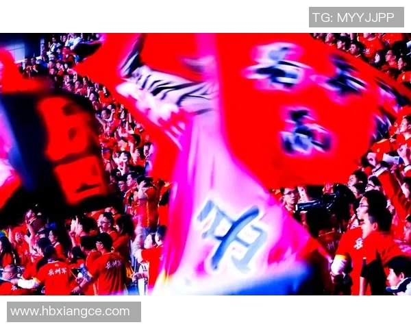 红衣足球明星风采尽显瞬间捕捉展现激情与荣耀的精彩瞬间